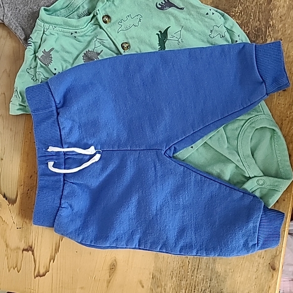 Dinosaur & Shark Bodysuit w/pants NWOT - Picture 3 of 6